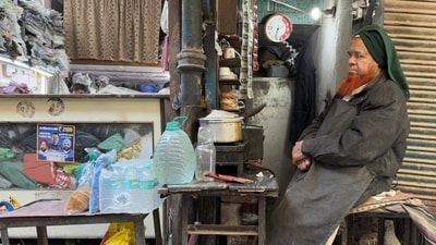 Zakib has been running his chai stall for 30 years in Kucha Dakhni Rai. (HT Photo) Zakib has been running his chai stall for 30 years in Kucha Dakhni Rai. (HT Photo)