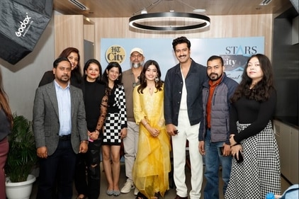 Vicky Kaushal, Rashmika Mandanna and Laxman Utekar with winners of HTCITY Stars In The City contest. Vicky Kaushal, Rashmika Mandanna and Laxman Utekar with winners of HTCITY Stars In The City contest.