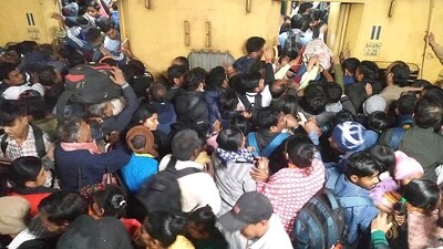 The scene of New Delhi Railway station after a stampede occurred in New Delhi (Hindustan Times) The scene of New Delhi Railway station after a stampede occurred in New Delhi (Hindustan Times)