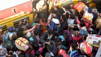 Patna, Feb 13 (ANI): Passengers rush to board a train for the ongoing Mahakumbh Mela, at Patna Railway station in Patna on Thursday. (ANI Photo) (Pappi Sharma)