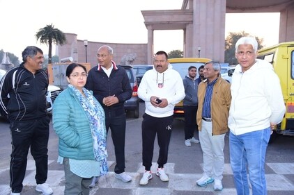 Dr Gaurang Majoomdar, Mukesh Bahadur Singh and forest offcials at the walkathon