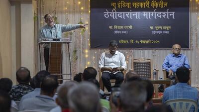 Banking experts Vishwas Utgi (left) and Bhushan Thakur addressed depositors in Goregaon on Sunday. (Satish Bate/ HT photo)