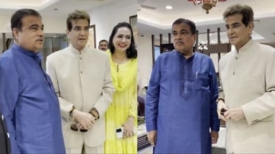 Jeetendra and Nitin Gadkari pose for pictures. Jeetendra and Nitin Gadkari pose for pictures.