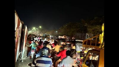Meanwhile, the management of some of the wedding lawns has deployed security guards for monitoring the traffic. (HT PHOTO) Meanwhile, the management of some of the wedding lawns has deployed security guards for monitoring the traffic. (HT PHOTO)