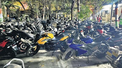 Mumbai, India – 16, Feb 2025: Two wheeler bikes at kherwadi Police station, in Mumbai, India, on Sunday, Feb 16, 2025. (Photo by Bhushan Koyande/HT Photo) Mumbai, India – 16, Feb 2025: Two wheeler bikes at kherwadi Police station, in Mumbai, India, on Sunday, Feb 16, 2025. (Photo by Bhushan Koyande/HT Photo)