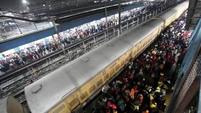 Heavy rush of passengers to catch a train for Mahakumbh, at the New Delhi railway station. (PTI)