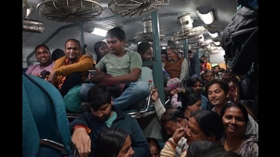 Passengers heading to Prayagraj (Mushtaq Ali) Passengers heading to Prayagraj (Mushtaq Ali)
