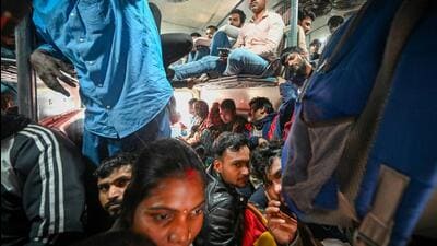 People inside an overcrowded train at the New Delhi railway station on Sunday. (Sanchit Khanna/HT Photo) People inside an overcrowded train at the New Delhi railway station on Sunday. (Sanchit Khanna/HT Photo)