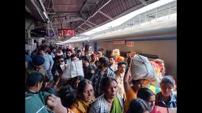 Platform no- 4 on Sunday afternoon (HT) Platform no- 4 on Sunday afternoon (HT)