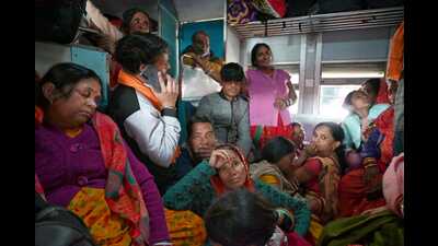Trains at the Charbagh railway station of Lucknow presented packed scenes with people standing, sitting on the floor and even in lavatories. (Mushtaq Ali/HT) Trains at the Charbagh railway station of Lucknow presented packed scenes with people standing, sitting on the floor and even in lavatories. (Mushtaq Ali/HT)