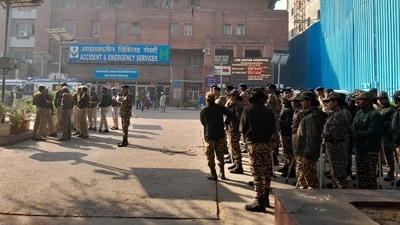 Security personnel stand guard outside the LNJP Hospital emergency ward in New Delhi, where injured train passengers were admitted on Sunday. Indian Railways has announced compensation of <span class='webrupee'>₹</span>10 lakh for the families of the deceased, <span class='webrupee'>₹</span>2.5 lakh for those seriously injured, and <span class='webrupee'>₹</span>1 lakh for those with minor injuries. (HT Photo/Arvind Yadav) Security personnel stand guard outside the LNJP Hospital emergency ward in New Delhi, where injured train passengers were admitted on Sunday. Indian Railways has announced compensation of <span class='webrupee'>₹</span>10 lakh for the families of the deceased, <span class='webrupee'>₹</span>2.5 lakh for those seriously injured, and <span class='webrupee'>₹</span>1 lakh for those with minor injuries. (HT Photo/Arvind Yadav)