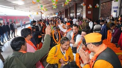 A hroup of delegates were welcomed at Varanasi railway station on Sunday. (HT Photo) A hroup of delegates were welcomed at Varanasi railway station on Sunday. (HT Photo)