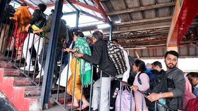 Passengers leave the New Delhi Railway Station, in New Delhi on Monday. (ANI) Passengers leave the New Delhi Railway Station, in New Delhi on Monday. (ANI)