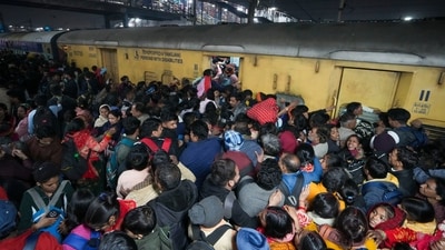 Heavy rush of passengers to catch a train for Prayagraj's Maha Kumbh, at the New Delhi railway station, Saturday, Feb. 15, 2025. (PTI)