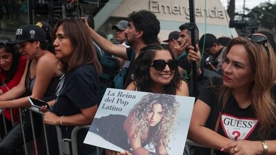 A fan holds a poster of Colombian singer Shakira as they stand outside Clinica Delgado Auna after Shakira was hospitalized with a stomach issue, forcing her to cancel her Sunday show, in Lima, Peru February 16, 2025. REUTERS/Sebastian Castaneda (REUTERS)