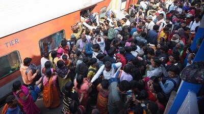 Devotees from across the nation are trying to fulfil their Maha Kumbh wishes before the Mela ends next week, owing to which scores of passengers have been jostling at railway stations to catch a train to Prayagraj. This is a view from one such scene at a railway station in Bihar's Patna.&nbsp; (Santosh Kumar/Hindustan Times)