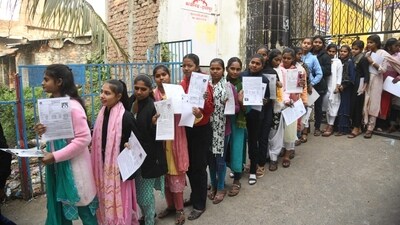On the first day, students are appearing for Mother Langauage (Hindi, Bangla, Urdu and Maithili) papers (Santosh Kumar) On the first day, students are appearing for Mother Langauage (Hindi, Bangla, Urdu and Maithili) papers (Santosh Kumar)