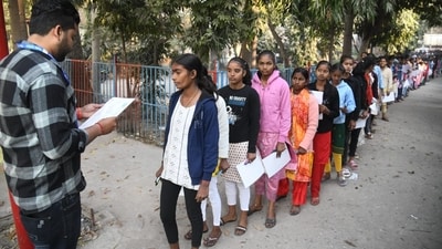 Bihar School Examination Board (BSEB) on Monday started the Bihar board Class 10 (Matric) examination on Monday, February 17 (Santosh Kumar) Bihar School Examination Board (BSEB) on Monday started the Bihar board Class 10 (Matric) examination on Monday, February 17 (Santosh Kumar)