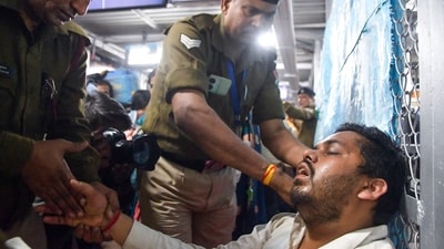 The problem with crowding has reached to such an extent at not just Prayagraj but across the nation that people are fainting and losing consciousness due to the stuffiness they are feeling amid the sea of devotees. Police personnel have been assisting and supporting such passengers at several railway stations, including that of Prayagraj. (ANI) The problem with crowding has reached to such an extent at not just Prayagraj but across the nation that people are fainting and losing consciousness due to the stuffiness they are feeling amid the sea of devotees. Police personnel have been assisting and supporting such passengers at several railway stations, including that of Prayagraj. (ANI)