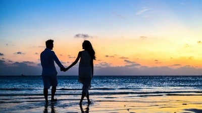 Relationships require open communication to thrive. (Pexels)