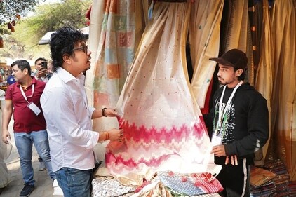 Papon engaged with the artisans at the mela, immersing himself in the rich cultural tapestry woven through the diverse range of handicrafts. (Photo: Anurag Mehra/HT)