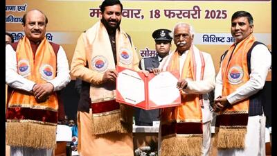 Haryana governor and chancellor of Kurukshetra University Bandaru Dattatraya conferring the honorary Doctor of Literature degree in Social Science on chief minister Nayab Singh Saini in Kurukshetra on Tuesday. (HT Photo)