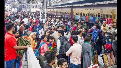 Huge crowd of devotees wait at Prayagraj junction railway station during the ongoing 'Mahakumbh 2025' (ANI) Huge crowd of devotees wait at Prayagraj junction railway station during the ongoing 'Mahakumbh 2025' (ANI)