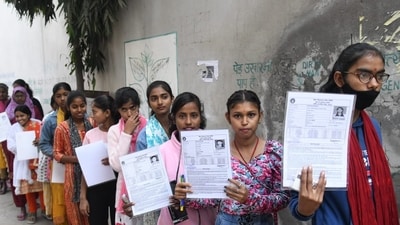 BSEB Bihar Matric Exam 2025: It is mandatory for candidates to carry their admit cards to enter the examination hall. (Santosh Kumar) BSEB Bihar Matric Exam 2025: It is mandatory for candidates to carry their admit cards to enter the examination hall. (Santosh Kumar)