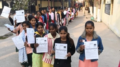 BSEB Bihar Matric Exam 2025: Candidates appearing for the examinations in the first shift are allowed to enter the examination hall till 9 AM only. No candidate will be allowed inside the exam hall beyond the time prescribed. (Santosh Kumar) BSEB Bihar Matric Exam 2025: Candidates appearing for the examinations in the first shift are allowed to enter the examination hall till 9 AM only. No candidate will be allowed inside the exam hall beyond the time prescribed. (Santosh Kumar)