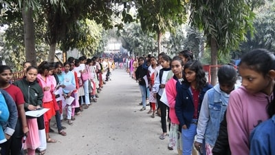BSEB Bihar Matric Exam 2025: Candidates are not allowed to carry any electrical or Bluetooth-enabled devices such as mobile phones, earphones or smart-watches inside the exam hall. (Santosh Kumar) BSEB Bihar Matric Exam 2025: Candidates are not allowed to carry any electrical or Bluetooth-enabled devices such as mobile phones, earphones or smart-watches inside the exam hall. (Santosh Kumar)