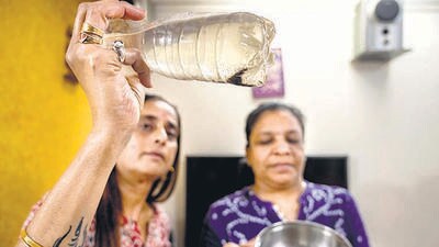 Mumbai, India - Feb. 18, 2025: Residents of Eltee Geeje CHS in Borivali are facing the problem of contaminated drinking water from BMC. in Mumbai, India, on Tuesday, February 18, 2025. (Photo by Satish Bate/ Hindustan Times) (Hindustan Times) Mumbai, India - Feb. 18, 2025: Residents of Eltee Geeje CHS in Borivali are facing the problem of contaminated drinking water from BMC. in Mumbai, India, on Tuesday, February 18, 2025. (Photo by Satish Bate/ Hindustan Times) (Hindustan Times)