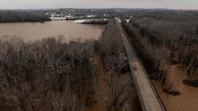 BOWLING GREEN, KENTUCKY - FEBRUARY 16: In this aerial view, the Barren River floods around Kentucky Route 185 on February 16, 2025 in Bowling Green, Kentucky. Severe winter storms brought torrential rains causing intense flooding in Kentucky and parts of Florida and Georgia. Brett Carlsen/Getty Images/AFP (Photo by Brett Carlsen / GETTY IMAGES NORTH AMERICA / Getty Images via AFP) (Getty Images via AFP) BOWLING GREEN, KENTUCKY - FEBRUARY 16: In this aerial view, the Barren River floods around Kentucky Route 185 on February 16, 2025 in Bowling Green, Kentucky. Severe winter storms brought torrential rains causing intense flooding in Kentucky and parts of Florida and Georgia. Brett Carlsen/Getty Images/AFP (Photo by Brett Carlsen / GETTY IMAGES NORTH AMERICA / Getty Images via AFP) (Getty Images via AFP)