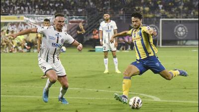 Players of Kerala Blasters FC and Mohun Bagan Super Giant vie for the ball. (PTI) Players of Kerala Blasters FC and Mohun Bagan Super Giant vie for the ball. (PTI)