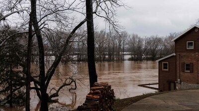 BOWLING GREEN, KENTUCKY - FEBRUARY 16: The Barren River floods the back porch of a home after a rain storm on February 16, 2025 in Bowling Green, Kentucky. Severe winter storms brought torrential rains causing intense flooding in Kentucky and parts of Florida and Georgia. Brett Carlsen/Getty Images/AFP (Photo by Brett Carlsen / GETTY IMAGES NORTH AMERICA / Getty Images via AFP) (Getty Images via AFP) BOWLING GREEN, KENTUCKY - FEBRUARY 16: The Barren River floods the back porch of a home after a rain storm on February 16, 2025 in Bowling Green, Kentucky. Severe winter storms brought torrential rains causing intense flooding in Kentucky and parts of Florida and Georgia. Brett Carlsen/Getty Images/AFP (Photo by Brett Carlsen / GETTY IMAGES NORTH AMERICA / Getty Images via AFP) (Getty Images via AFP)