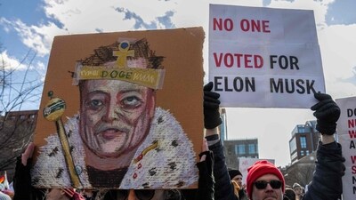 TOPSHOT - Demonstrators rally against US President Donald Trump during a protest, dubbed "Resist the Dictator," to mark President's Day on February 17, 2025, in New York. (Photo by David Dee Delgado / AFP) (AFP) TOPSHOT - Demonstrators rally against US President Donald Trump during a protest, dubbed "Resist the Dictator," to mark President's Day on February 17, 2025, in New York. (Photo by David Dee Delgado / AFP) (AFP)
