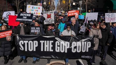 TOPSHOT - Demonstrators rally against US President Donald Trump during a protest, dubbed "Resist the Dictator," to mark President's Day on February 17, 2025, in New York. (Photo by David Dee Delgado / AFP) (AFP) TOPSHOT - Demonstrators rally against US President Donald Trump during a protest, dubbed "Resist the Dictator," to mark President's Day on February 17, 2025, in New York. (Photo by David Dee Delgado / AFP) (AFP)