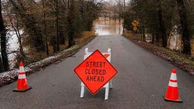 BOWLING GREEN, KENTUCKY - FEBRUARY 16: The Barren River floods over a roadway after a rain storm on February 16, 2025 in Bowling Green, Kentucky. Severe winter storms brought torrential rains causing intense flooding in Kentucky and parts of Florida and Georgia. Brett Carlsen/Getty Images/AFP (Photo by Brett Carlsen / GETTY IMAGES NORTH AMERICA / Getty Images via AFP) (Getty Images via AFP) BOWLING GREEN, KENTUCKY - FEBRUARY 16: The Barren River floods over a roadway after a rain storm on February 16, 2025 in Bowling Green, Kentucky. Severe winter storms brought torrential rains causing intense flooding in Kentucky and parts of Florida and Georgia. Brett Carlsen/Getty Images/AFP (Photo by Brett Carlsen / GETTY IMAGES NORTH AMERICA / Getty Images via AFP) (Getty Images via AFP)