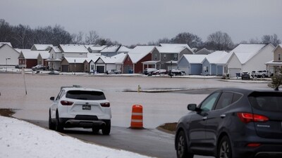BOWLING GREEN, KENTUCKY - FEBRUARY 16: Cars park at the entrance of a flooded housing development after a rain storm on February 16, 2025 outside of Bowling Green, Kentucky. Severe winter storms brought torrential rains causing intense flooding in Kentucky and parts of Florida and Georgia. Brett Carlsen/Getty Images/AFP (Photo by Brett Carlsen / GETTY IMAGES NORTH AMERICA / Getty Images via AFP) (Getty Images via AFP) BOWLING GREEN, KENTUCKY - FEBRUARY 16: Cars park at the entrance of a flooded housing development after a rain storm on February 16, 2025 outside of Bowling Green, Kentucky. Severe winter storms brought torrential rains causing intense flooding in Kentucky and parts of Florida and Georgia. Brett Carlsen/Getty Images/AFP (Photo by Brett Carlsen / GETTY IMAGES NORTH AMERICA / Getty Images via AFP) (Getty Images via AFP)