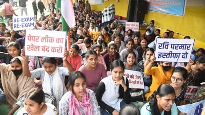 Candidates stage a protest demanding cancellation of the BPSC 70th prelims exam in December 2024 at Gardanibagh in Patna (Santosh Kumar ) Candidates stage a protest demanding cancellation of the BPSC 70th prelims exam in December 2024 at Gardanibagh in Patna (Santosh Kumar )