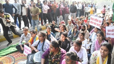 At Gardanibagh in Patna aspirants are demanding cancellation of BPSC 70th prelims exam. (Santosh Kumar ) At Gardanibagh in Patna aspirants are demanding cancellation of BPSC 70th prelims exam. (Santosh Kumar )