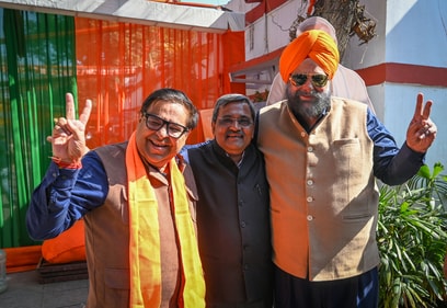Harish Khurana (extreme left) after attending a meeting of all BJP candidates. (Sanchit Khanna/HT) Harish Khurana (extreme left) after attending a meeting of all BJP candidates. (Sanchit Khanna/HT)