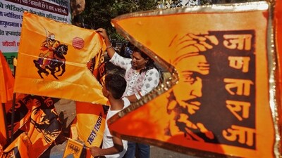 Chhatrapati Shivaji Maharaj jayanti: On the occasion of Chhatrapati Shivaji Maharaj Jayanti in Thane, Teen haat naka, Bhagava colored flags are being sold. A mother is seen showing the flag to her child, in Thane, in Mumbai, India, on, Tuesday, February -18, 2024. (Praful Gangurde /HT Photo)