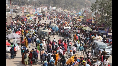 Devotees return home after taking a dip at Triveni Sangam during the ongoing Mahakumbh Mela in Prayagraj on Wednesday. (ANI) Devotees return home after taking a dip at Triveni Sangam during the ongoing Mahakumbh Mela in Prayagraj on Wednesday. (ANI)