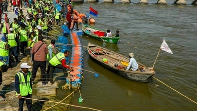 With over 30.94 lakh devotees taking the holy dip on Wednesday till 8 am, the total number of devotees taking the holy dip has crossed over 55 crore, as per the UP Information Department. In pic: Sanitation workers clean Ganges river during the Maha Kumbh Mela festival in Prayagraj (AFP/Niharika KULKARNI) With over 30.94 lakh devotees taking the holy dip on Wednesday till 8 am, the total number of devotees taking the holy dip has crossed over 55 crore, as per the UP Information Department. In pic: Sanitation workers clean Ganges river during the Maha Kumbh Mela festival in Prayagraj (AFP/Niharika KULKARNI)