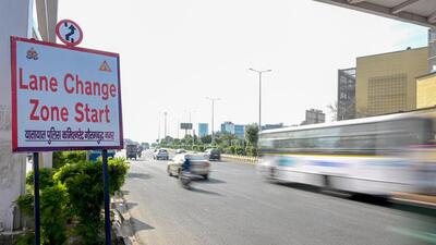 Noida police have deployed three traffic personnel at each of the designated stretches during peak hours—8 am to 1 pm and 4pm to 9pm—to manually issue challans. (Sunil Ghosh/HT Photo) Noida police have deployed three traffic personnel at each of the designated stretches during peak hours—8 am to 1 pm and 4pm to 9pm—to manually issue challans. (Sunil Ghosh/HT Photo)