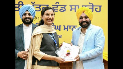Punjab CM Bhagwant Mann handing over an appointment letter to a woman in Chandigarh. (HT) Punjab CM Bhagwant Mann handing over an appointment letter to a woman in Chandigarh. (HT)