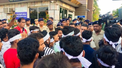 Bhubaneswar: Police pacify students of the Kalinga Institute of Industrial Technology (KIIT) during a protest over the death of a Nepali student on KIIT campus, in Bhubaneswar, Tuesday, Feb. 18, 2025 (PTI) Bhubaneswar: Police pacify students of the Kalinga Institute of Industrial Technology (KIIT) during a protest over the death of a Nepali student on KIIT campus, in Bhubaneswar, Tuesday, Feb. 18, 2025 (PTI)