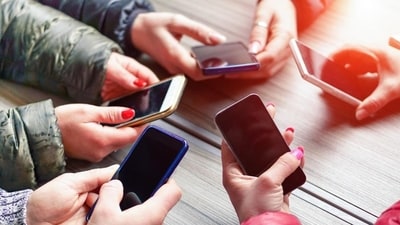 Ditch this one phone habit and watch your brain function like you are a decade younger! (Image by Shutterstock) Ditch this one phone habit and watch your brain function like you are a decade younger! (Image by Shutterstock)