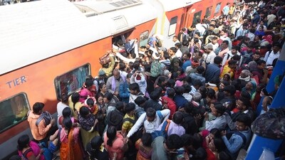 Passengers jostle at Patna railway station to catch a train to Prayagraj for Mahakumbh. (Santosh Kumar/HT Photo)