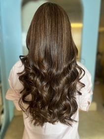 Caramel hues in 2025 get a creative twist with blended shades and sun-kissed balayage. Caramel hues in 2025 get a creative twist with blended shades and sun-kissed balayage.